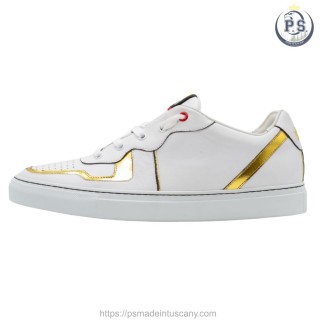Ręcznie robione białe sneakersy skórzane ze złotymi detalami i logo PS