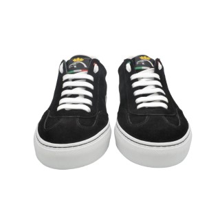 Sneakers artigianali in scamoscio nero con logo dorato