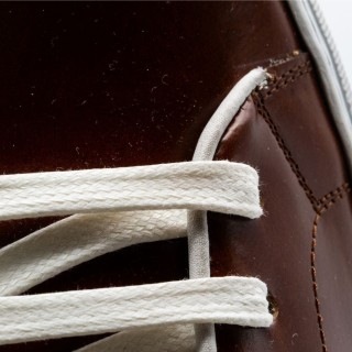 Męskie sneakersy z brązowej skóry z białą lamówką PS